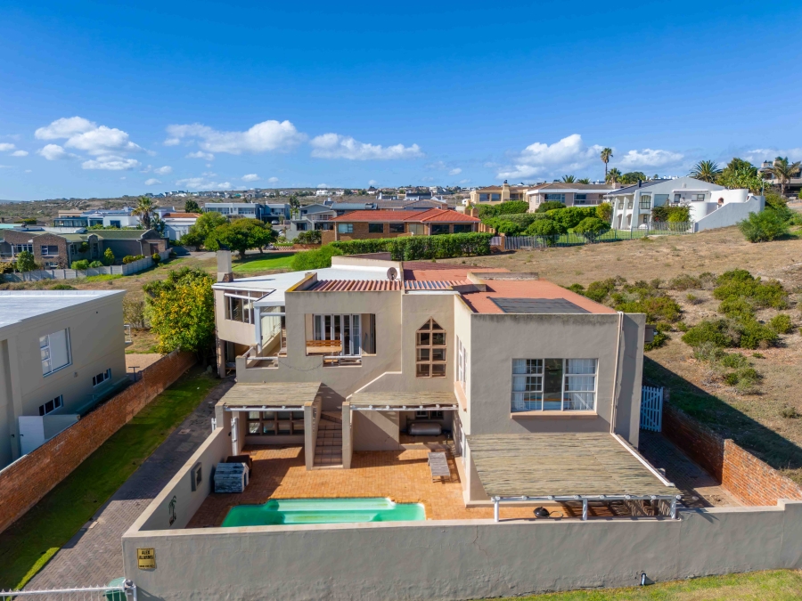 8 Bedroom Property for Sale in Middedorp Western Cape